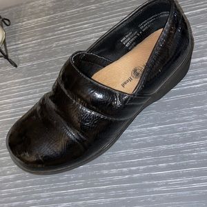 Black duck head shoe